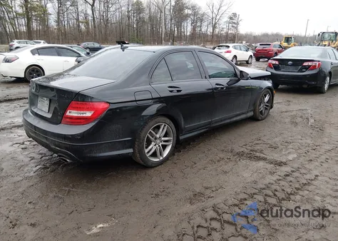 2012 Mercedes-Benz C 300 Luxury 4Matic/Sport 4Matic z USA, uszkodzony, nr VIN WDDGF8BB5CR199398